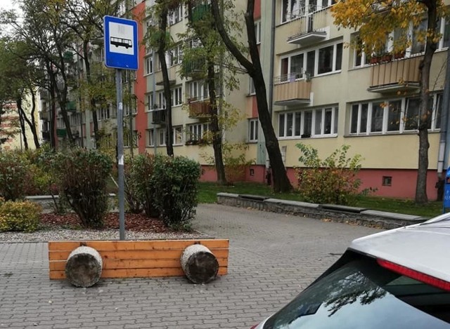 Mężczyzna przewrócił ławkę przy ulicy Łokietka w Inowrocławiu
