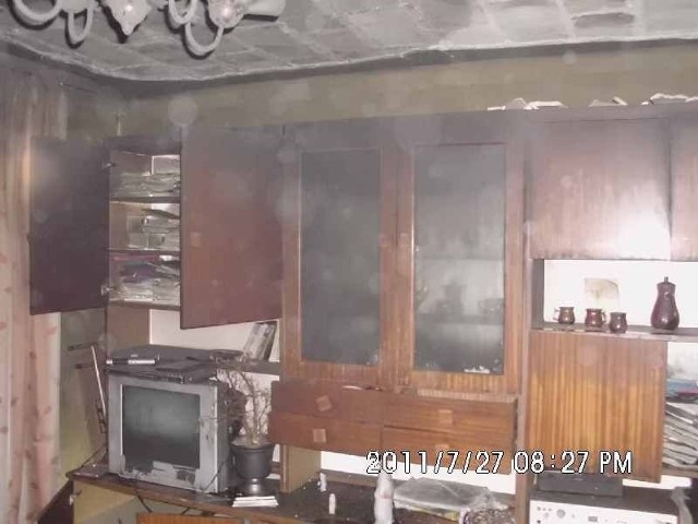Ogień zniszczył część wyposażenia mieszkania.