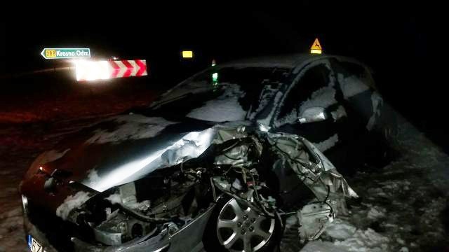 W środę 17 lutego na „Trasie śmierci” pod wóz straży pożarnej, jadący na sygnałach, wjechał peugeot 407.