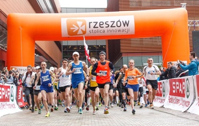 VII Półmaraton w RzeszowieBlisko tysiąc uczestników wzięło udział w VII Rzeszowskim Pólmaratonie.