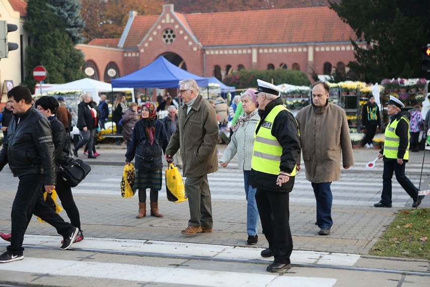 Robi się tłoczno przy cmentarzach w Szczecinie 