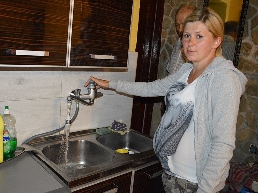 Anita Serafin w piątek trafiła do szpitala. Nie potrafi zrozumieć, jak spółka Dunajec i władze gminy mogły pozwolić, żeby piła zanieczyszczoną bakteriami coli wodę i truła swą nienarodzoną jeszcze córeczkę