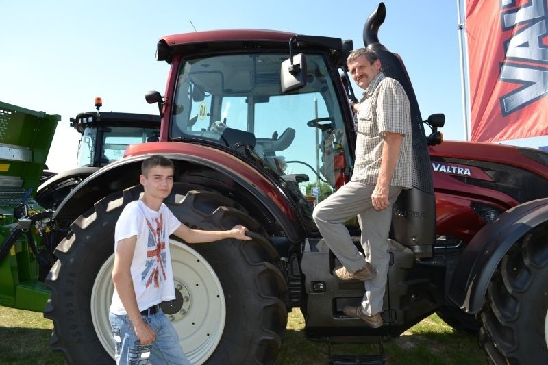 Witold Jabłoński z synem Maciejem w Minikowie oglądali...