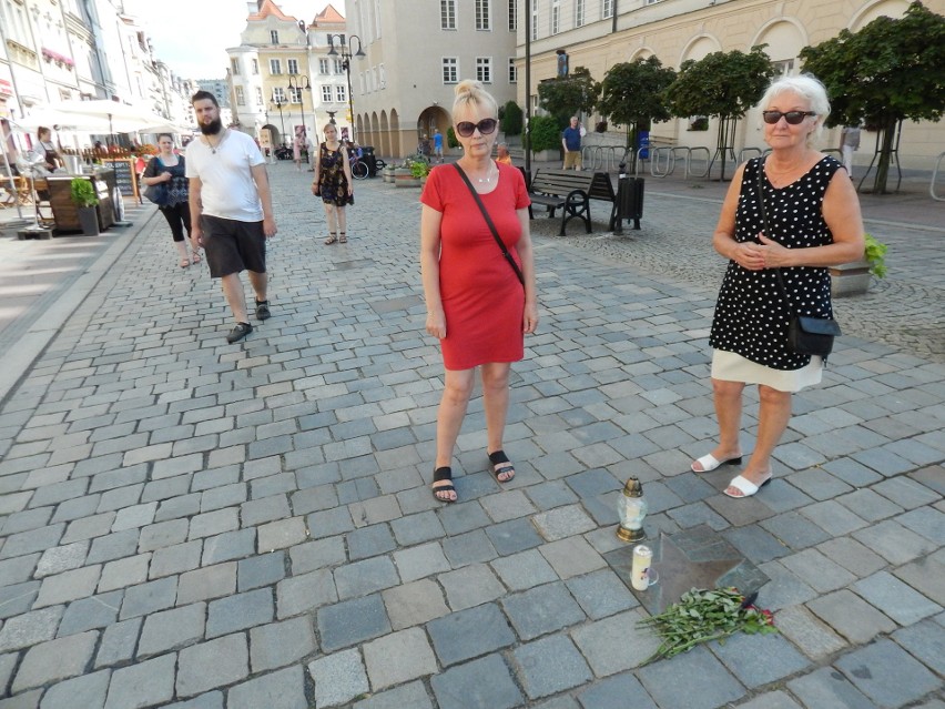 Pierwsze kwiaty i znicze w Opolskiej Alei Gwiazd przy...