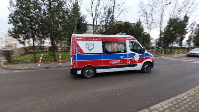 Karetki przewożą kolejnych pacjentów, którzy trafiają na różne oddziały Szpitala Uniwersyteckiego w Zielonej Górze.