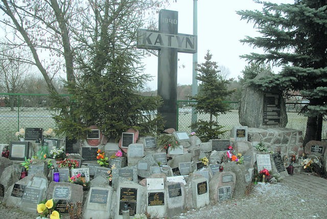 W tym roku mija 70 lat od zbrodni popełnionej przez Sowietów na ponad 22 tys. polskich jeńców. O ich wymordowaniu zdecydowały najwyższe władze ZSRR; dekret z 5 marca 1940 r. podpisał  m.in. Stalin i Beria. Na zdjęciu: symboliczny cmentarzyk katyński znajduje sie przy kościele Świętych Polskich Braci Męczenników.  Niedawno ustawiono tu nowy krzyż.