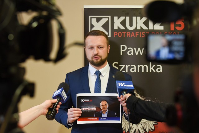 Poseł Paweł Szramka podczas konferencji prasowej w biurze Kukiz’15