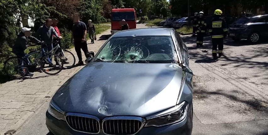 Konar drzewa spadł na kilka zaparkowanych aut w Lubrańcu [zdjęcia]