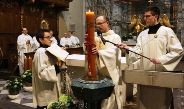 Ceremonia Wigilii Paschalnej na Świętym Krzyżu.