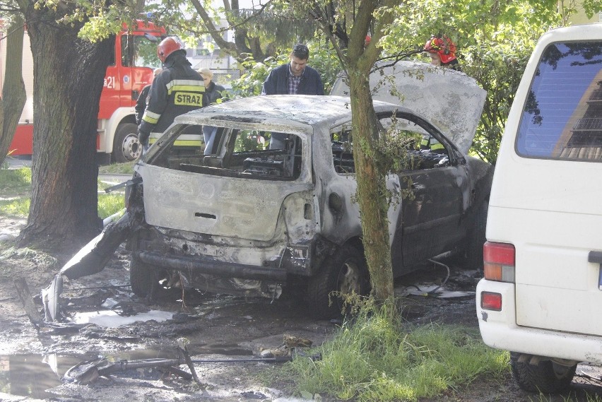 Pożar samochodu na Kurczakach. Spłonął volkswagen [ZDJĘCIA]