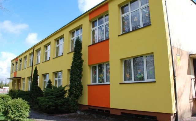 W ramach funduszu sołeckiego 2016 wykonano zewnętrze docieplenie z elewacją budynku szkoły i i przedszkola w Starej Zagości.