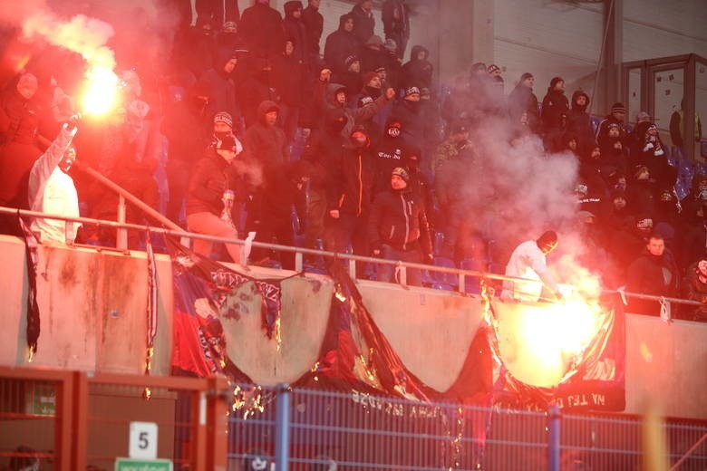 Derby Śląska przerwane, potem zakończone. Kibice Górnika...