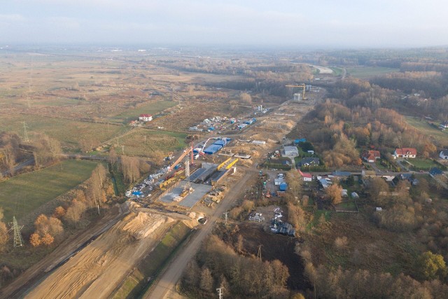 W naszym regionie trwają prace przy budowie brakującego odcinka obwodnicy Koszalina i Sianowa w ciągu drogi ekspresowej S6. Przyjrzeliśmy się, jak przebiegały one w ostatnich tygodniach.