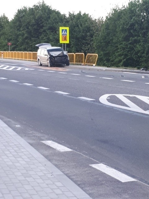 Poważny wypadek na krajówce w Pacanowie. Mężczyzna reanimowany [ZDJĘCIA]