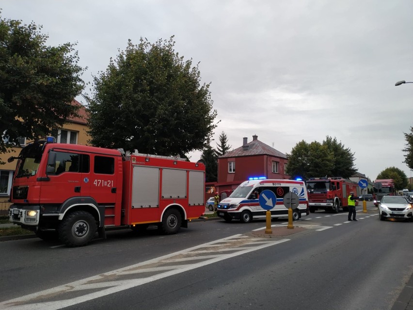 Siemiatycze. Groźna kolizja dwóch samochodów na skrzyżowaniu. Jedno z aut było przewrócone na bok (zdjęcia)