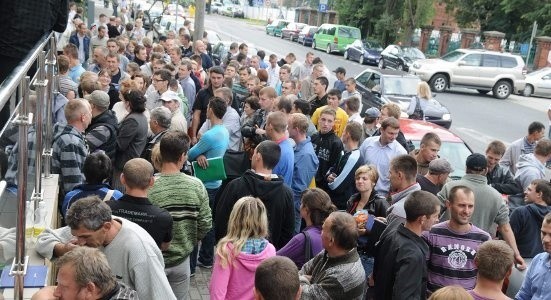 W tak gigantycznej kolejce stanęli młodzi gospodarze, by zdążyć ze złożeniem wniosków o bezzwrotne premie