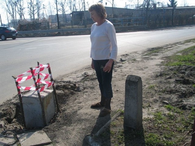 Maria Krysa pokazuje jedną z betonowych podstaw, na jakich staną pale podtrzymujące wiadukt