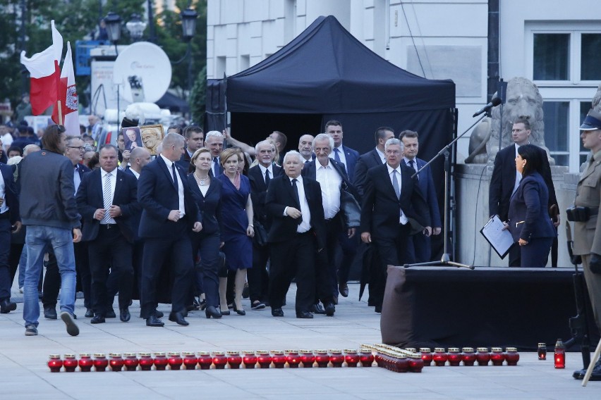 86. miesięcznica smoleńska i kontrmanifestacja Obywateli RP. Interweniowała policja [ZDJĘCIA][VIDEO]