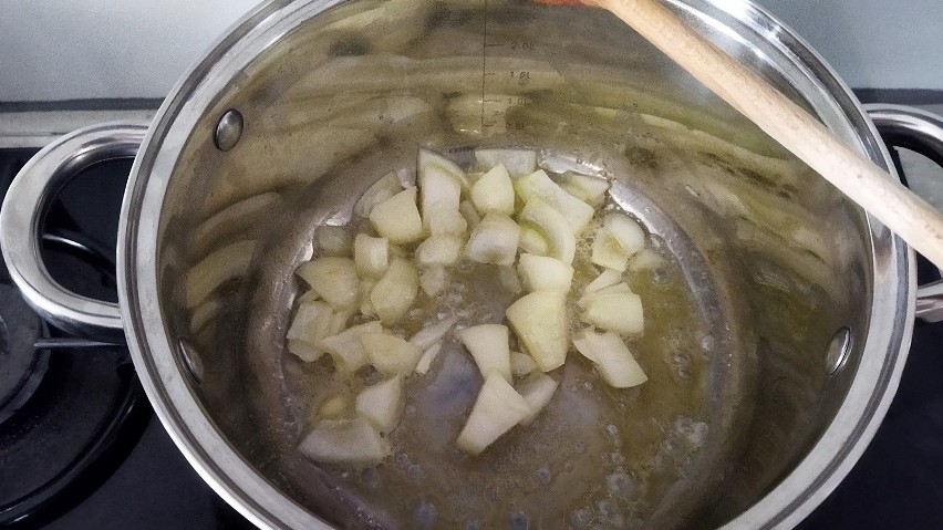 Umyj i obierz pieczarki, cebulę i ziemniaki. W garnku...