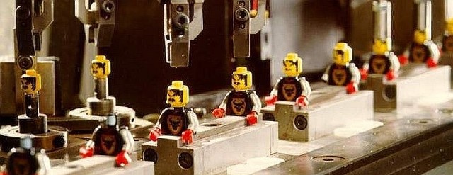 Montaż ludzików LEGO.