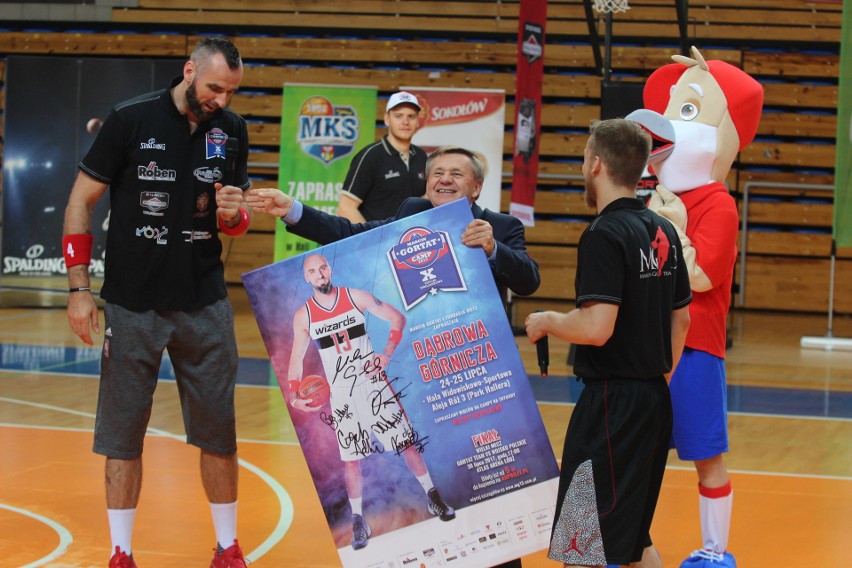 Marcin Gortat trenuje dzieci na Marcin Gortat Camp w...