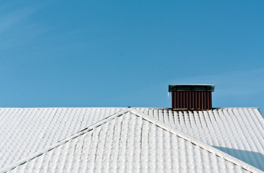 stalowy dach w śniegu - Blachy Pruszyński