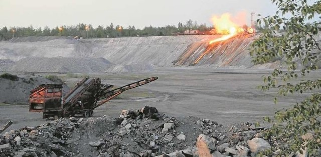 Przy wyrzucaniu żużla na hałdę pył ma się już nie unosić na okoliczne domostwa (jak na zdjęciu). Pylenie zlikwidować ma armatka wodna