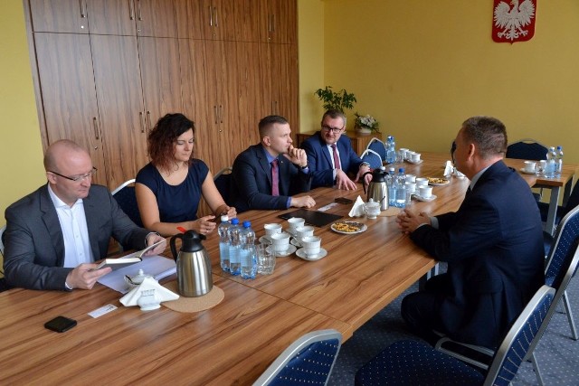 W spotkaniu w Urzędzie Marszałkowskim w Kielcach bierze udział między innymi troje przedstawicieli spółki Orange Polska.