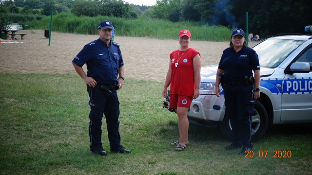 Dzielnicowi w towarzystwie ratowników rozmawiali z wypoczywającymi nad kąpieliskach w Białobrzegach o bezpiecznym wypoczynku nad wodą.