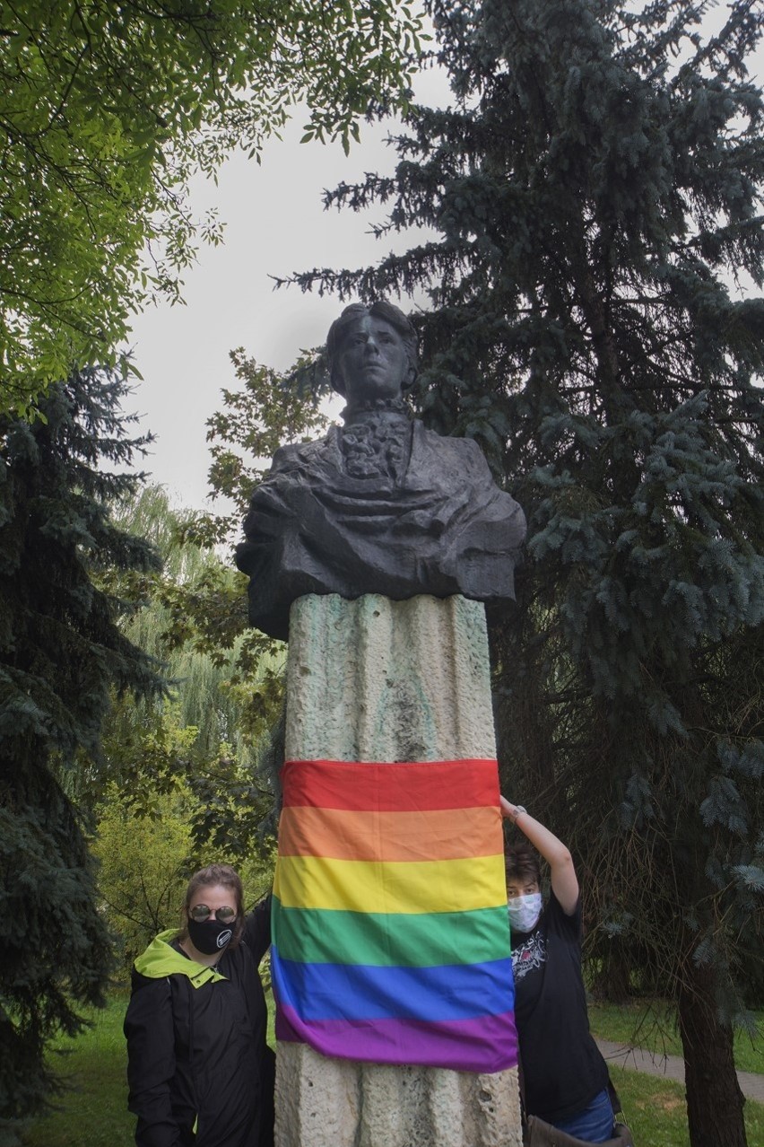 Kraków. Aktywiści LGBT powiesili tęczową flagę na kolejnym pomniku - tym razem Marii Konopnickiej [ZDJĘCIA]