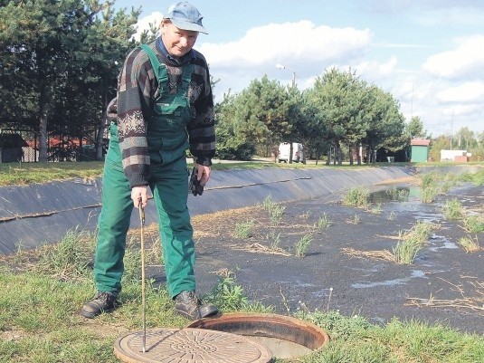 Marian Janusz, pracownik Zakładu Wodociągów i Kanalizacji w Drawsku Pomorskim odpowiada za to, by wybudowana niedawno laguna do odwadniania osadów ściekowych działała prawidłowo.