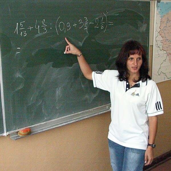 Katarzyna Nadolska podczas lekcji matematyki w szkole.