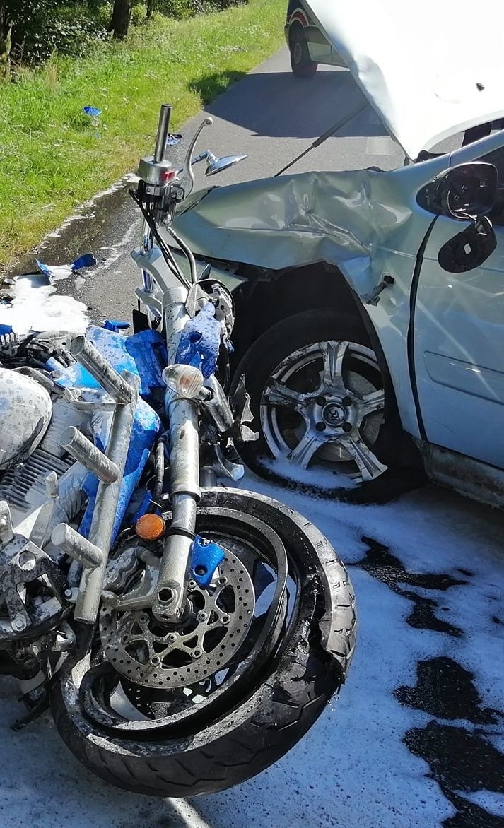 Wypadek pod Wyszkowem. W Tumanku samochód osobowy zderzył się z motocyklem. 8.08.2020. Zdjęcia