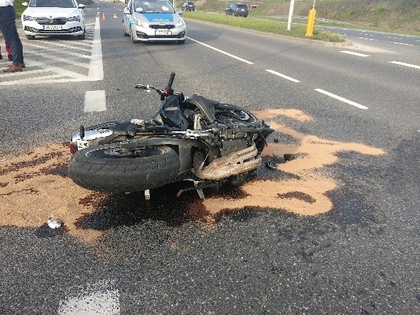 Groźny wypadek w Kielcach. Motocyklista w ciężkim stanie [ZDJĘCIA]