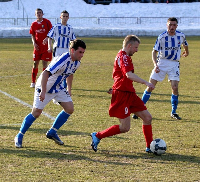 Rafał Nikody (przy piłce) w doliczonym czasie gry mógł zdobyć zwycięskiego gola, jednak piłkę z linii bramkowej wybili obrońcy.
