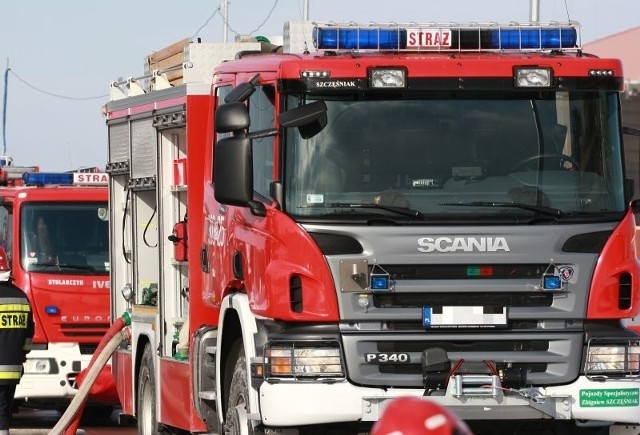 Wypadek w Suwałkach. Ciężarówka ze żwirem przewróciła się i zablokowała drogę