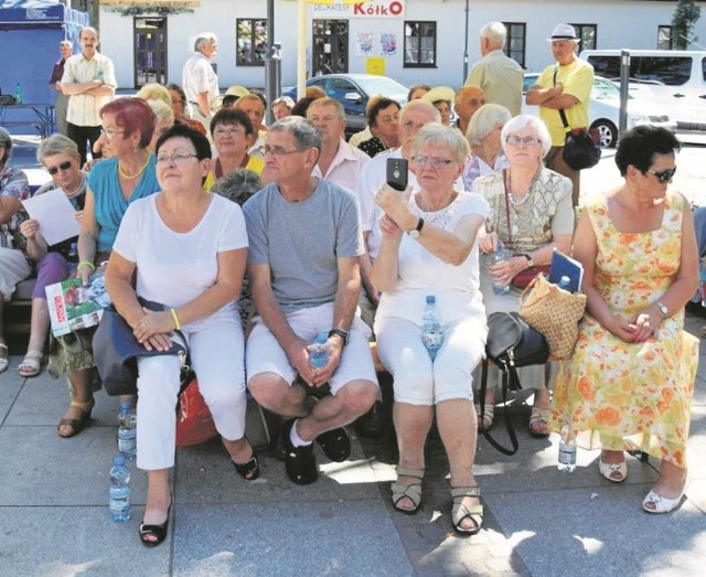 Seniorzy podczas zakończenia cyklu imprez „Lato w Krzeszowicach”