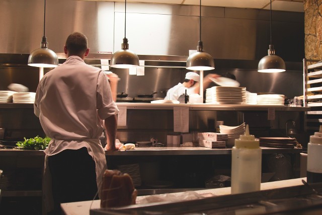 Zastanawiacie się, gdzie znajdują się najlepsze restauracje w Lubuskiem? Odpowiedź można znaleźć na jednej z największych na świecie stron turystycznych TripAdvisor. To właśnie tutaj turyści z całego świata oceniają miejsca, które odwiedzili. TripAdvisor to ponad 500 mln bezstronnych recenzji, ocen. Na ich podstawie tworzone są rankingi. Od początku roku  troszkę zmieniło się w rankingu najlepszych lubuskich restauracji. POZNAJ NAJLEPSZE RESTAURACJE W ZIELONEJ GÓRZESprawdziliśmy, jak lubuskie restauracje oceniają użytkownicy strony TripAdvisor. W bazie TripAdvisor znalazło się 266 restauracji m.in. z Zielonej Góry, Gorzowa Wlkp. Świebodzina czy Słubic. Co polecają turyści? Które miejsce zyskało najwięcej recenzji i punktów? Sprawdźcie TOP 20 najlepszych lubuskich restauracji. W czołówce zdecydowanie znalazły się restauracje z Zielonej Góry! Dane pochodzą z 26 marca 2018 roku. Czytaj również: Ciekawe miejsca w Lubuskiem. TOP 10 [ZDJĘCIA]WIDEO:Magda Gessler o ośmiu latach programu "Kuchenne rewolucje". "Wiem jak pomóc"źródło: Dzień Dobry TVN/x-news