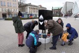 Rozdawanie książek przy rzeźbie Noriakiego na placu Wolności w Poznaniu