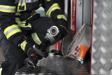 Pożar w zakładzie EnerSys w Bielsku-Białej. Straż pożarna gasiła płonące filtry kominowe. W akcji pomagają wojskowi strażacy 