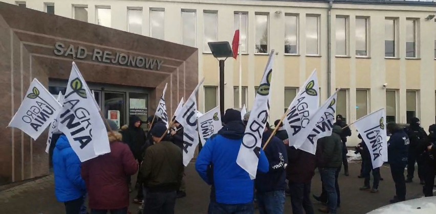 Lider Agrounii przed zgierskim sądem - przyjechał ze wsparciem rolników