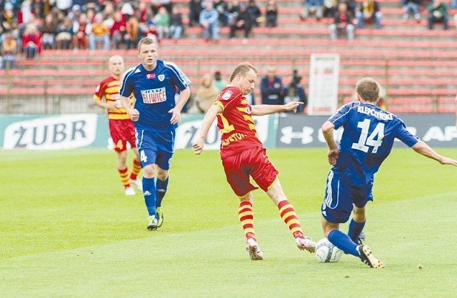 Tomasz Frankowski (w środku) w meczu z Piastem Gliwice nabawił się kontuzji, która wyeliminowała go z gry