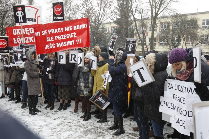 Przed Prokuraturą Okręgową w Łodzi protestowali pracownicy...