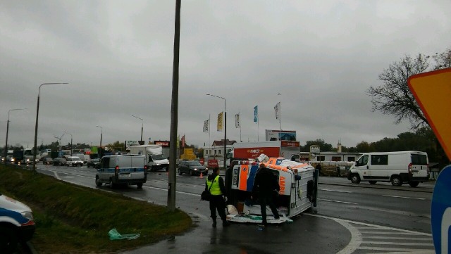 Radom. Wypadek na ulicy Warszawskiej. Kierowca mercedesa uderzył w karetkę i uciekł