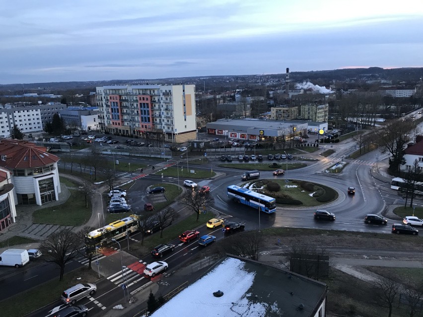 Widok z wieżowca na Zatorzu na rondo. Tutaj jest granica...