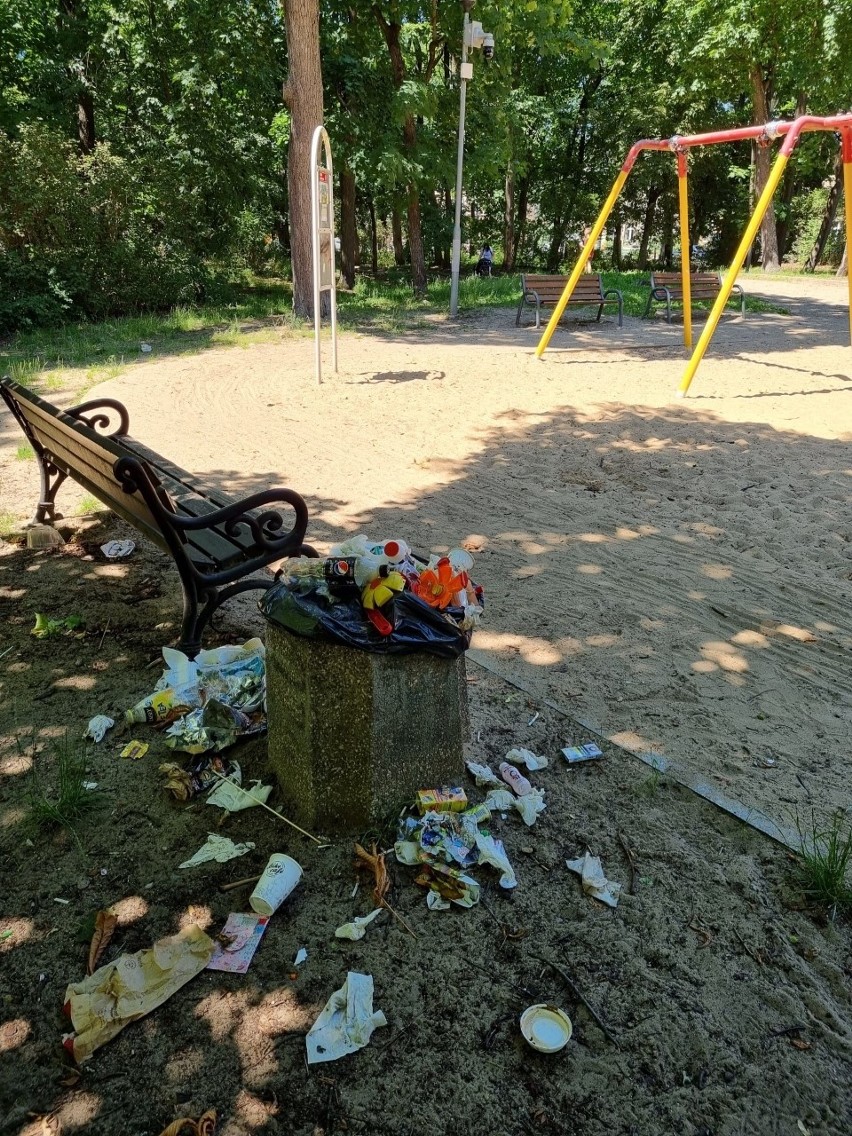 Toruń. Zaśmiecone place zabaw w Parku Miejskim. Kto i kiedy je sprząta?