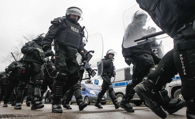 Podkarpaccy policjanci podczas ćwiczeń na stadionie miejskim w Rzeszowie.