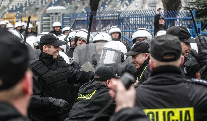 Podkarpaccy policjanci podczas ćwiczeń na stadionie miejskim...