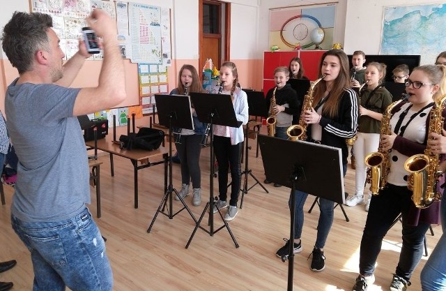 Warsztaty muzyczne w szkole w Krasocinie.