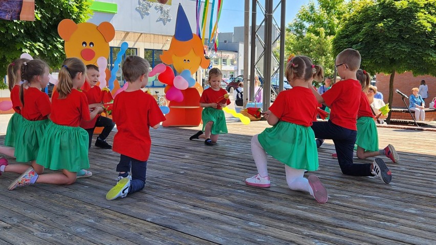 Przedszkolny Festiwal Tańca na Placu Wolności w Ostrołęce. Impreza odbyła się 31.05.2023. Zdjęcia
